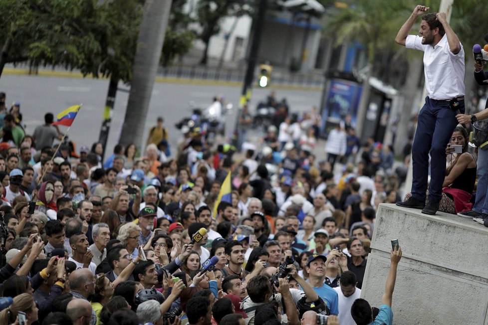 Lidé protestují kvůli situaci ve venezuelské vládě.