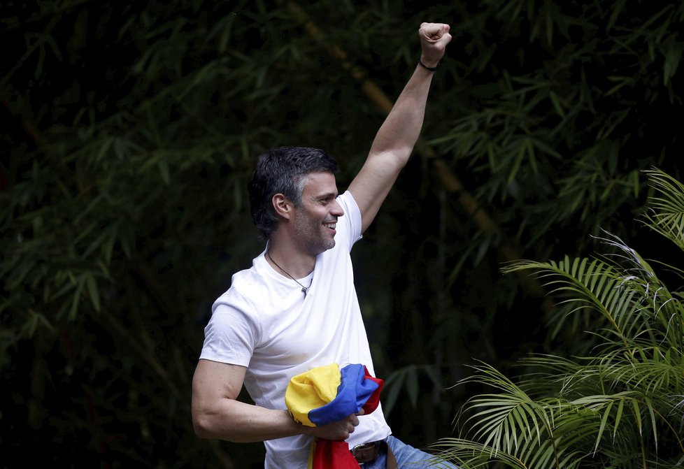 Venezuelská tajná služba zadržela opoziční vůdce Lópeze a Ledezmu.