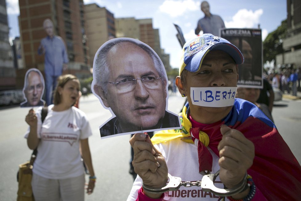 Lidé protestují kvůli situaci ve venezuelské vládě.