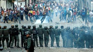Venezuelou otřásají krvavé demonstrace proti prezidentovi Madurovi. O co se bojuje?