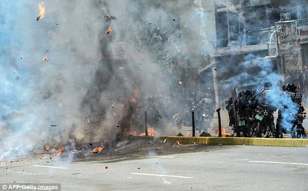 Policisté se snaží uklidnit politické nepokoje ve Venezuele.