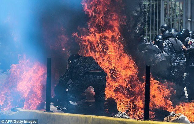 Policisté se snaží uklidnit politické nepokoje ve Venezuele.