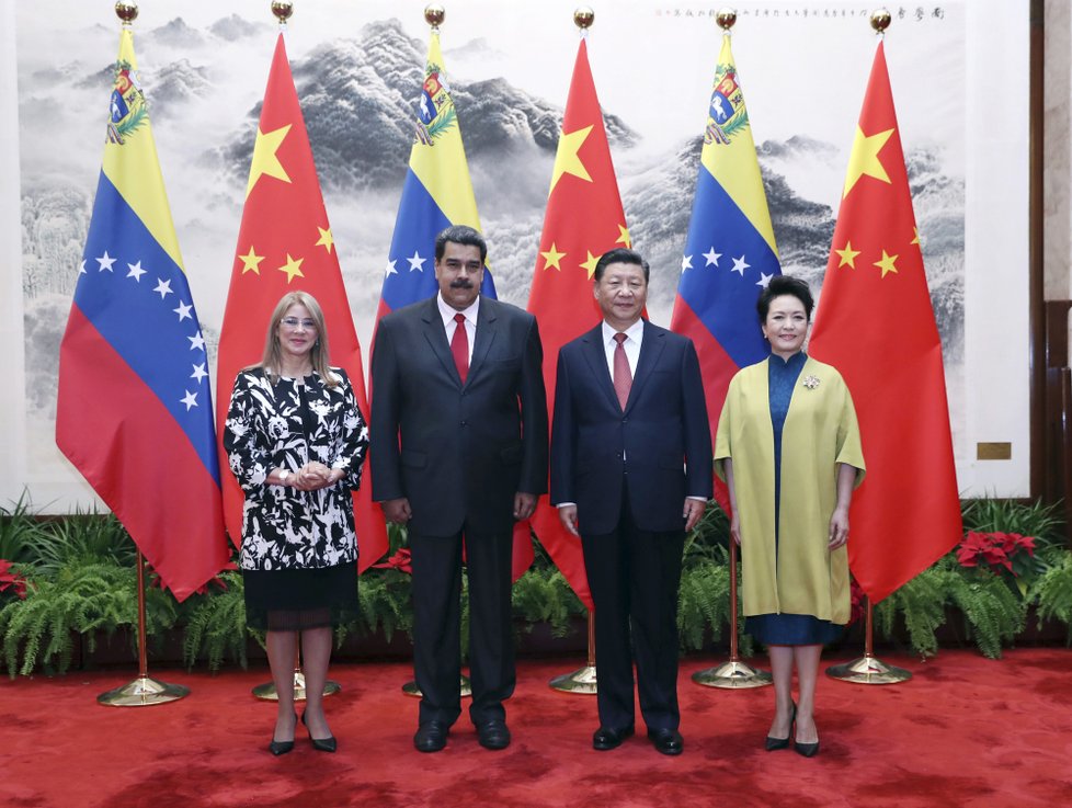 Venezuelský prezident Nicolás Maduro s manželkou Cilií Floresovou. Na snímku s čínskýchm prezidentem Si Ťin-pchingem a jeho ženou