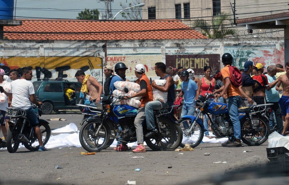 Rabování ve Venezuele.