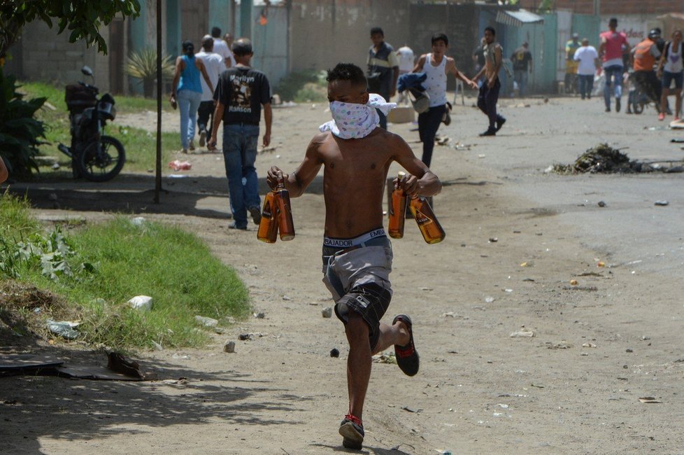 Rabování ve Venezuele.