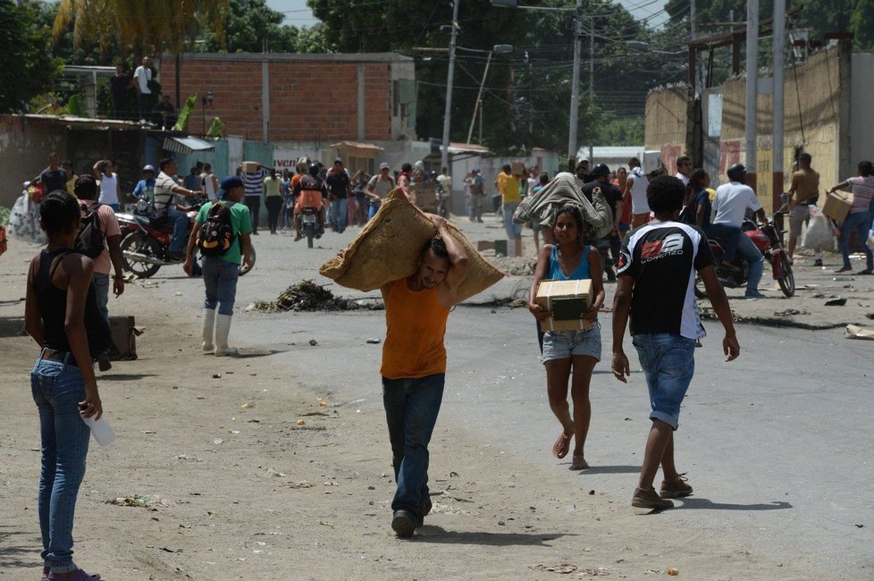 Rabování ve Venezuele.