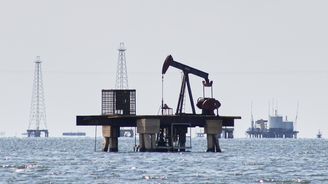 Ropa opět zpevňuje, trh reaguje na americké sankce a vývoj v Iráku Ropa opět zpevňuje, trh reaguje na americké sankce a vývoj v Iráku