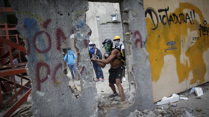 Armáda obklíčila sídlo venezuelské prokurátorky, kritičky prezidenta Madura