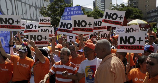 Venezuelský soud couvnul před opozicí. Vrátil moc parlamentu