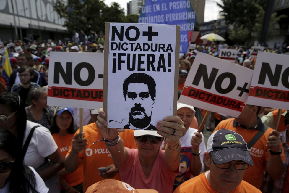 Venezuelský soud odvolal svůj verdikt odnímající moc parlamentu.