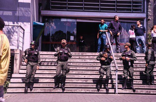 Venezuelské obchody zejí prázdnotou, před rabujícími davy je brání armáda a policie