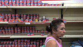 Prázdné vitríny a žádné jídlo - Takhle vypadaly supermarkety v Caracasu
