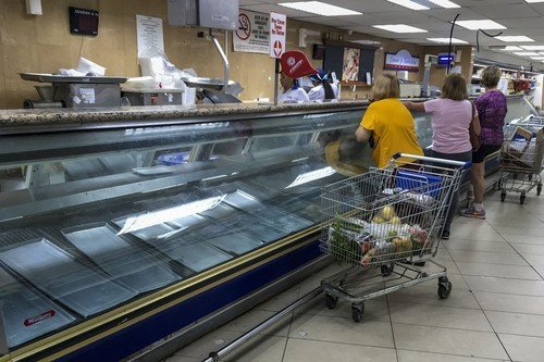 Prázdné vitríny a žádné jídlo - takhle vypadají supermarkety v Caracasu.