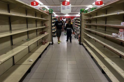 Prázdné vitríny a žádné jídlo - takhle vypadají supermarkety v Caracasu.