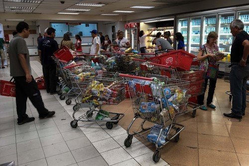 Prázdné vitríny a žádné jídlo - takhle vypadají supermarkety v Caracasu.