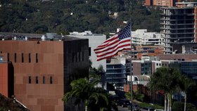 Americké ministerstvo zahraničí stahuje z Venezuely méně důležitý diplomatický personál, uzavření ambasády neplánuje.