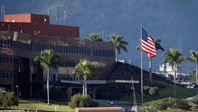 Americké ministerstvo zahraničí stahuje z Venezuely méně důležitý diplomatický personál, uzavření ambasády neplánuje.
