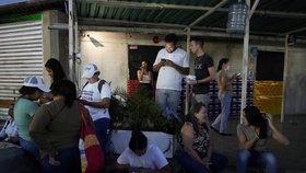 Venezuelané čekají před věznicemi na propuštění svých příbuzných