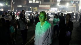 Venezuelané čekají před věznicemi na propuštění svých příbuzných