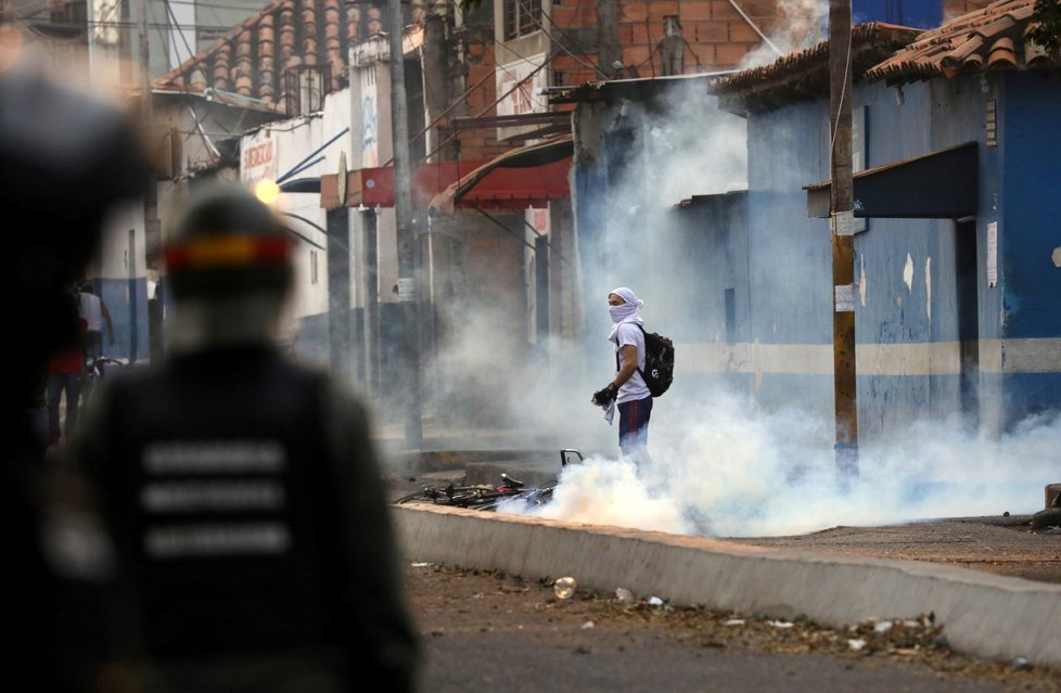 Venezuelští vojáci v pátek při střetu v oblasti přiléhající k brazilským hranicím zabili dva domorodé obyvatele a dalších nejméně 15 lidí zranili, z toho několik vážně. Informovaly o tom zahraniční tiskové agentury s odvoláním na opozici a nevládní organizace.