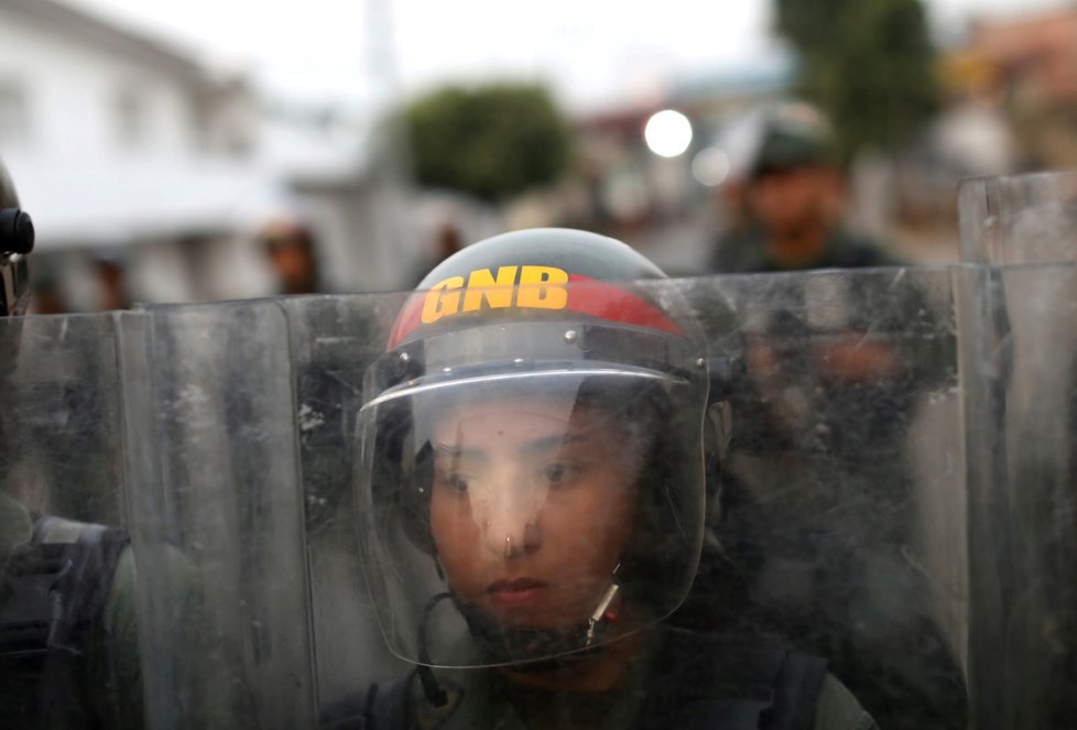 Venezuelští vojáci v pátek při střetu v oblasti přiléhající k brazilským hranicím zabili dva domorodé obyvatele a dalších nejméně 15 lidí zranili, z toho několik vážně. Informovaly o tom zahraniční tiskové agentury s odvoláním na opozici a nevládní organizace.