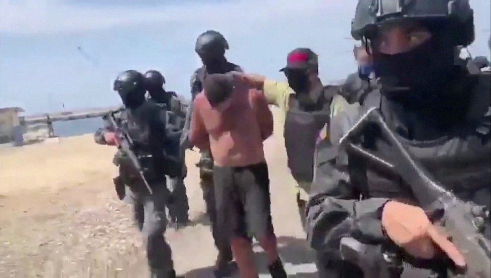 Venezuelské úřady při nezdařeném pokusu o vpád do země a svržení režimu zajaly 13 „teroristů“, včetně dvou amerických občanů.
