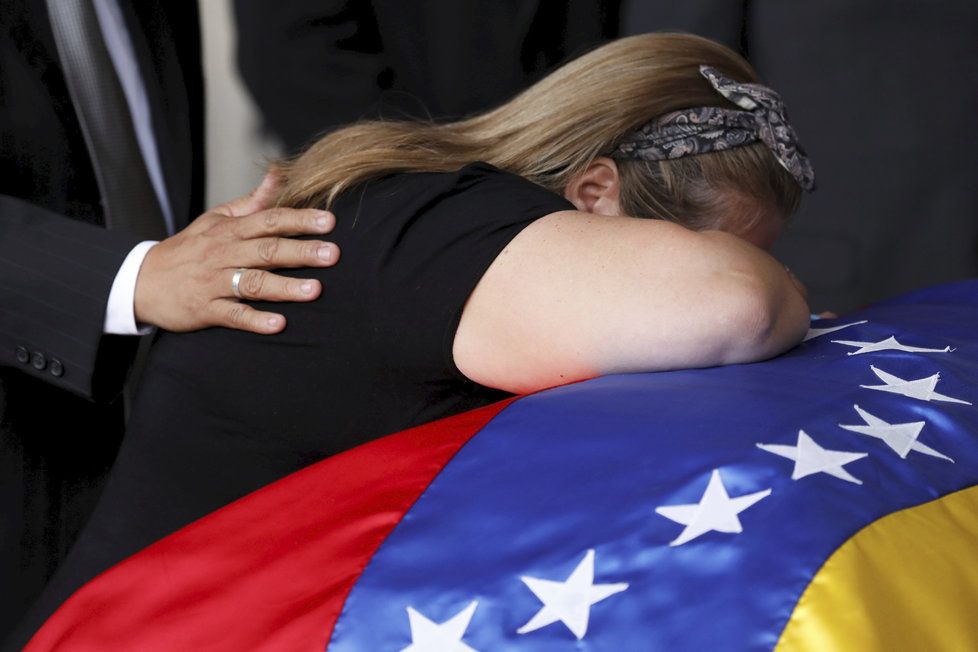 Pohřeb venezuelského opozičního politika Fernanda Albána, který zemřel za záhadných okolností. Albánova sestra Luz se nad rakví rozplakala.