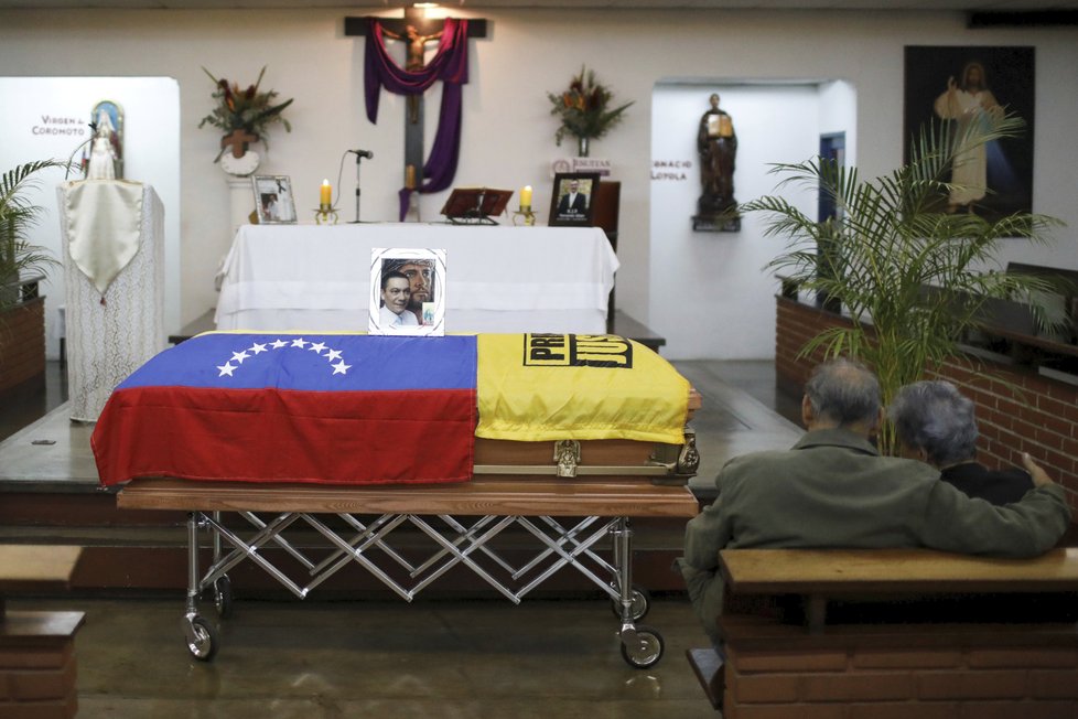 Pohřeb venezuelského opozičního politika Fernanda Albána, který zemřel za záhadných okolností.
