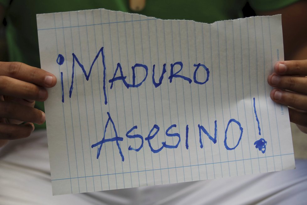 Mnoho lidí věří, že smrt opozičního politika Fernanda Albána, nařídil prezident Nicolás Maduro. Na Albánův pohřeb přišli s transparenty: „Vrah Maduro!“