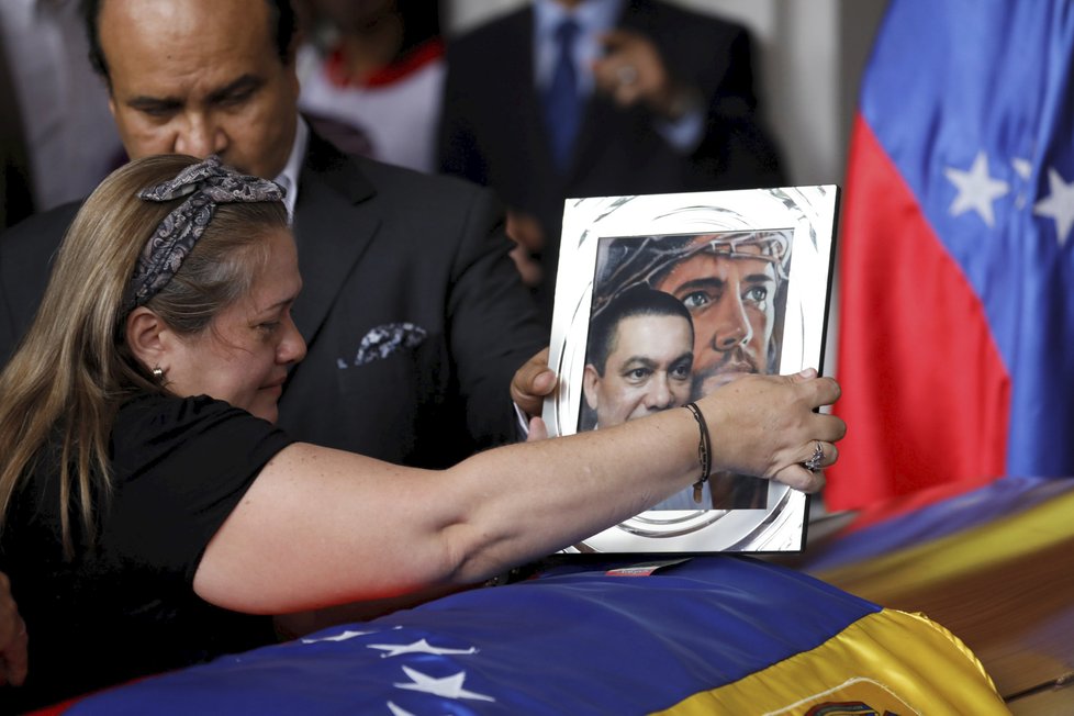 Pohřeb venezuelského opozičního politika Fernanda Albána, který zemřel za záhadných okolností. Albánova sestra Luz se nad rakví rozplakala.