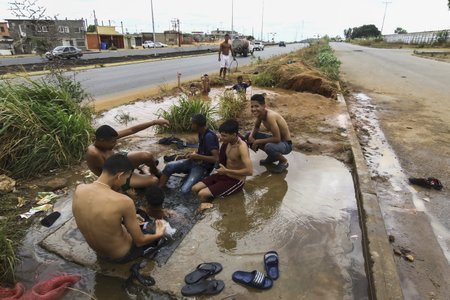 Kvůli rozsáhlému výpadku proudu byly ve Venezuele přerušeny dodávky vody.Lidé se mnohdy myjí ve velmi provizorních podmínkách.
