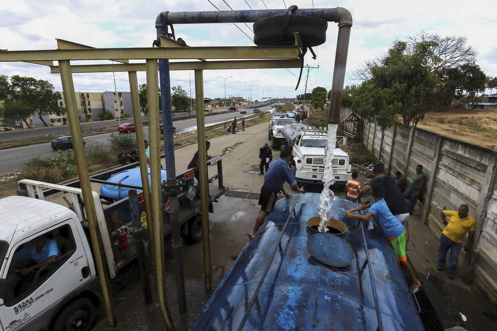 Kvůli rozsáhlému výpadku proudu byly ve Venezuele přerušeny dodávky vody.