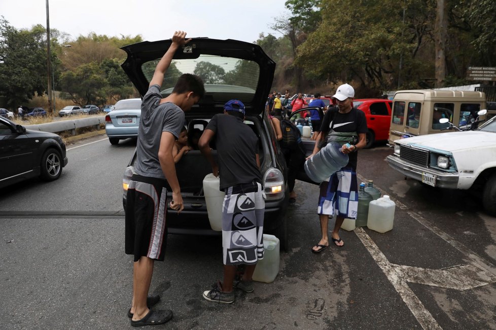 Venezuelská vláda zkrátila do odvolání pracovní dobu ve státních i soukromých podnicích kvůli rozsáhlým výpadkům elektřiny, které v posledních týdnech opakovaně postihly téměř celou zemi.