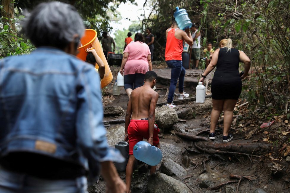 Venezuelská vláda zkrátila do odvolání pracovní dobu ve státních i soukromých podnicích kvůli rozsáhlým výpadkům elektřiny, které v posledních týdnech opakovaně postihly téměř celou zemi.