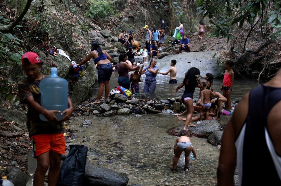 Venezuelská vláda zkrátila do odvolání pracovní dobu ve státních i soukromých podnicích kvůli rozsáhlým výpadkům elektřiny, které v posledních týdnech opakovaně postihly téměř celou zemi.