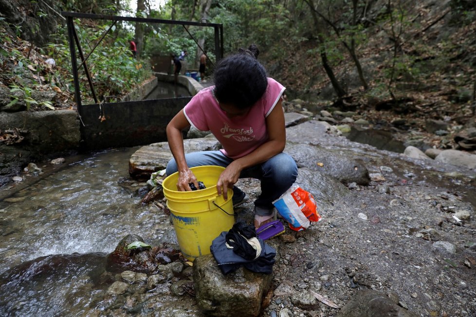 Venezuelská vláda zkrátila do odvolání pracovní dobu ve státních i soukromých podnicích kvůli rozsáhlým výpadkům elektřiny, které v posledních týdnech opakovaně postihly téměř celou zemi.