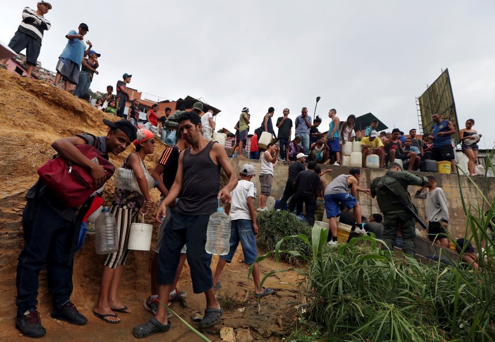 Venezuelská vláda zkrátila do odvolání pracovní dobu ve státních i soukromých podnicích kvůli rozsáhlým výpadkům elektřiny, které v posledních týdnech opakovaně postihly téměř celou zemi.