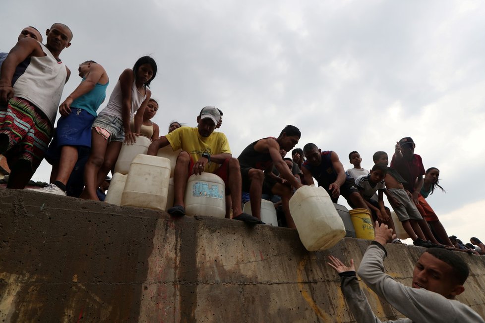 Venezuelská vláda zkrátila do odvolání pracovní dobu ve státních i soukromých podnicích kvůli rozsáhlým výpadkům elektřiny, které v posledních týdnech opakovaně postihly téměř celou zemi.