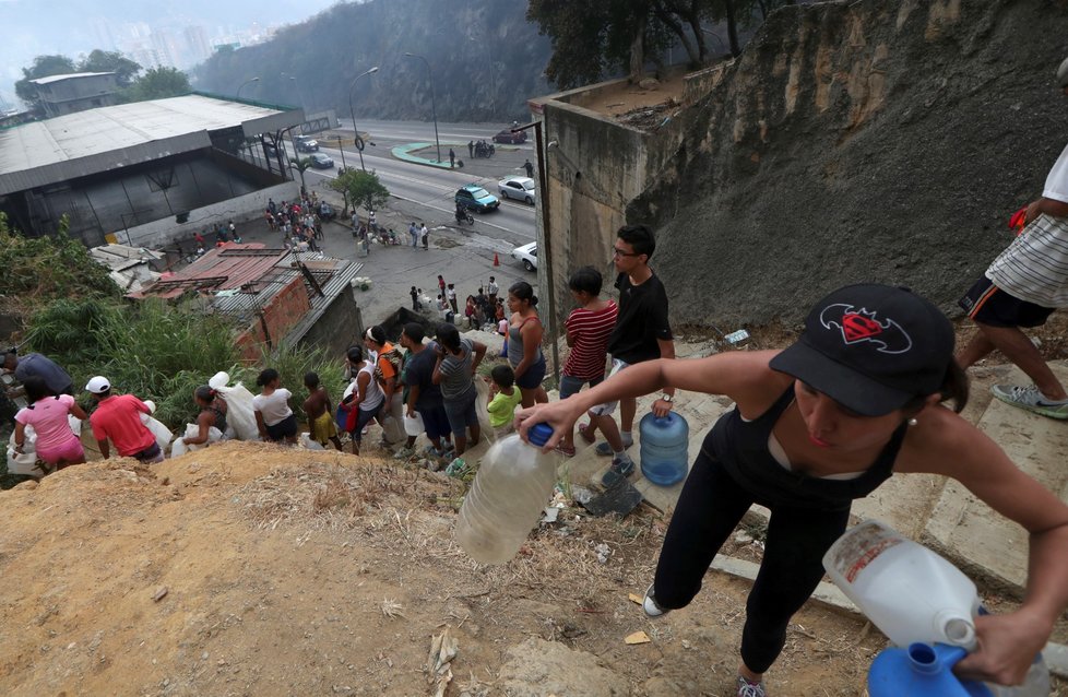 Venezuelská vláda zkrátila do odvolání pracovní dobu ve státních i soukromých podnicích kvůli rozsáhlým výpadkům elektřiny, které v posledních týdnech opakovaně postihly téměř celou zemi.