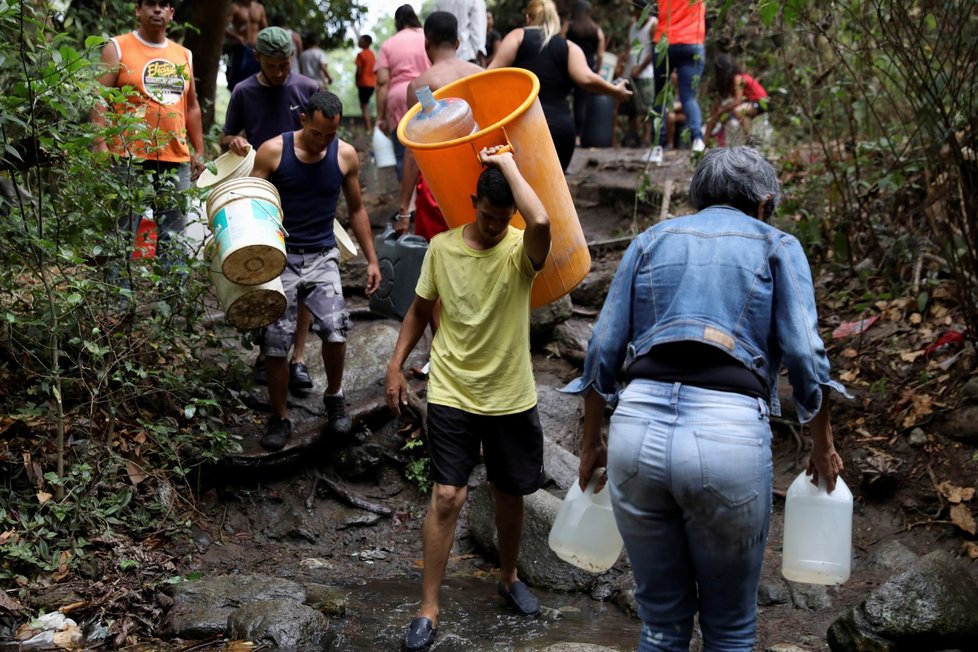 Venezuelská vláda zkrátila do odvolání pracovní dobu ve státních i soukromých podnicích kvůli rozsáhlým výpadkům elektřiny, které v posledních týdnech opakovaně postihly téměř celou zemi.