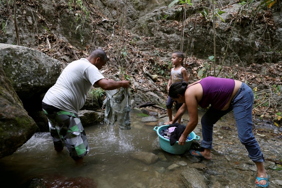 Venezuelská vláda zkrátila do odvolání pracovní dobu ve státních i soukromých podnicích kvůli rozsáhlým výpadkům elektřiny, které v posledních týdnech opakovaně postihly téměř celou zemi.