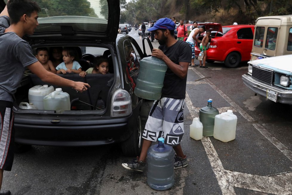 Venezuelská vláda zkrátila do odvolání pracovní dobu ve státních i soukromých podnicích kvůli rozsáhlým výpadkům elektřiny, které v posledních týdnech opakovaně postihly téměř celou zemi.