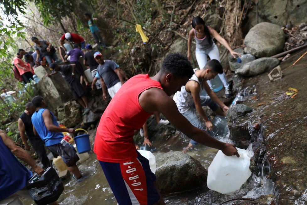 Venezuelská vláda zkrátila do odvolání pracovní dobu ve státních i soukromých podnicích kvůli rozsáhlým výpadkům elektřiny, které v posledních týdnech opakovaně postihly téměř celou zemi.