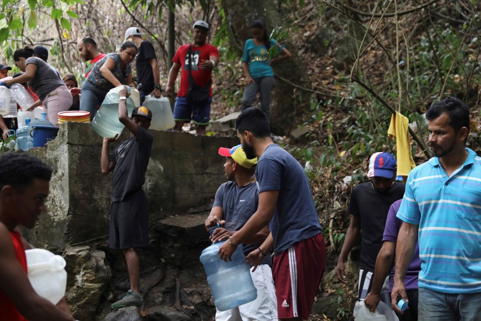 Venezuelská vláda zkrátila do odvolání pracovní dobu ve státních i soukromých podnicích kvůli rozsáhlým výpadkům elektřiny, které v posledních týdnech opakovaně postihly téměř celou zemi.