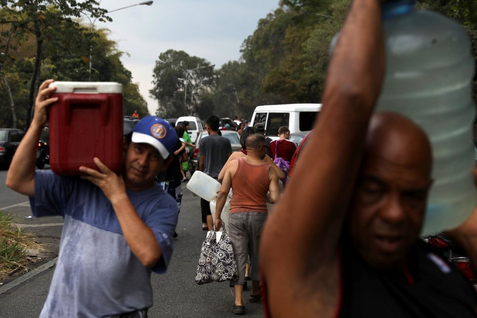 Venezuelská vláda zkrátila do odvolání pracovní dobu ve státních i soukromých podnicích kvůli rozsáhlým výpadkům elektřiny, které v posledních týdnech opakovaně postihly téměř celou zemi.