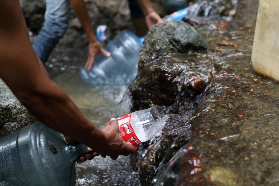 Venezuelská vláda zkrátila do odvolání pracovní dobu ve státních i soukromých podnicích kvůli rozsáhlým výpadkům elektřiny, které v posledních týdnech opakovaně postihly téměř celou zemi.