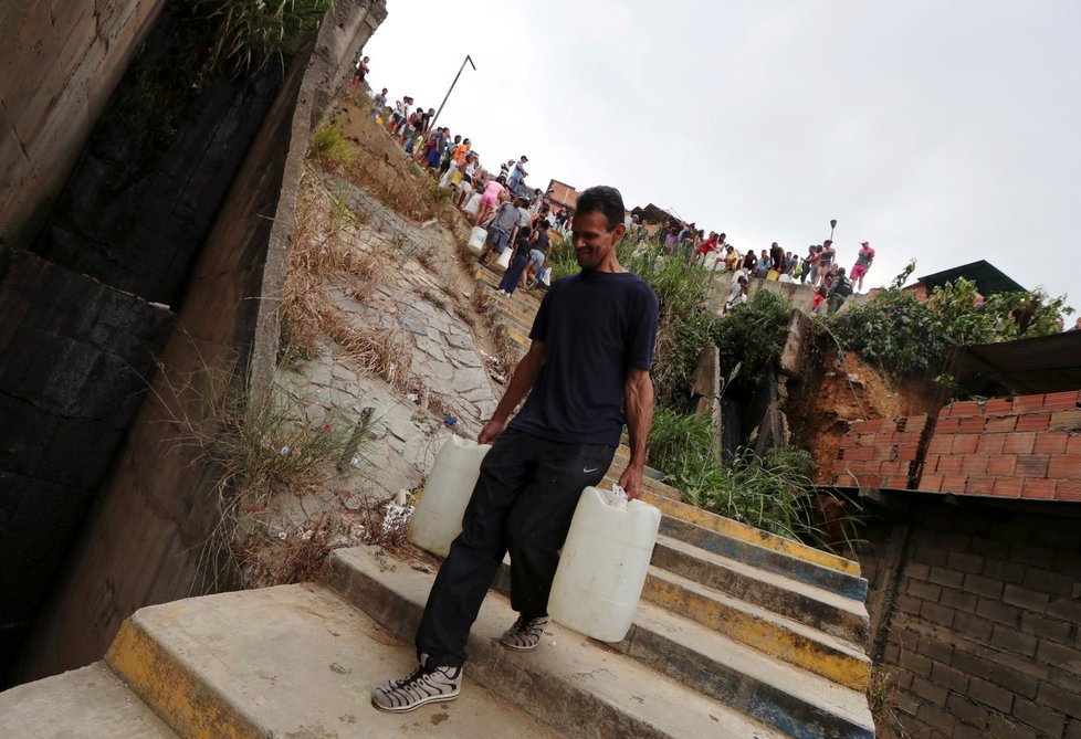 Venezuelská vláda zkrátila do odvolání pracovní dobu ve státních i soukromých podnicích kvůli rozsáhlým výpadkům elektřiny, které v posledních týdnech opakovaně postihly téměř celou zemi.