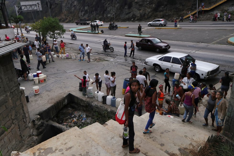 Venezuelská vláda zkrátila do odvolání pracovní dobu ve státních i soukromých podnicích kvůli rozsáhlým výpadkům elektřiny, které v posledních týdnech opakovaně postihly téměř celou zemi.