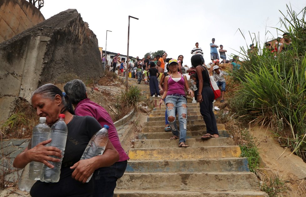 Venezuelská vláda zkrátila do odvolání pracovní dobu ve státních i soukromých podnicích kvůli rozsáhlým výpadkům elektřiny, které v posledních týdnech opakovaně postihly téměř celou zemi.