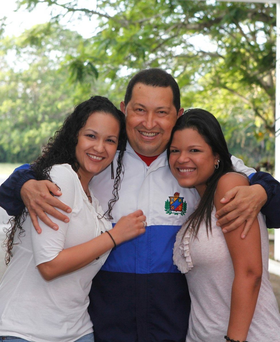 Bývalý venezuelský prezident Chávez s dcerami, snímek z roku 2012.